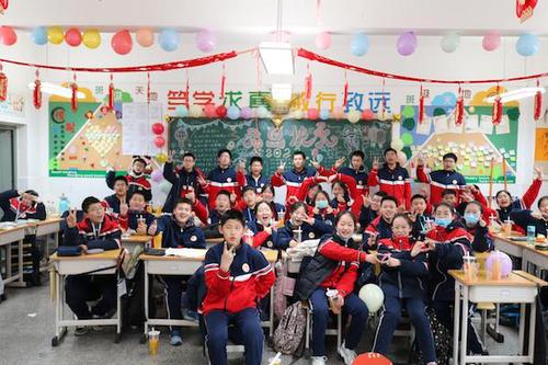 师生共聚忆往昔  欢声笑语迎新年  ——郑州市郑东新区外国语学校“庆元旦 迎新年”班级茶话会