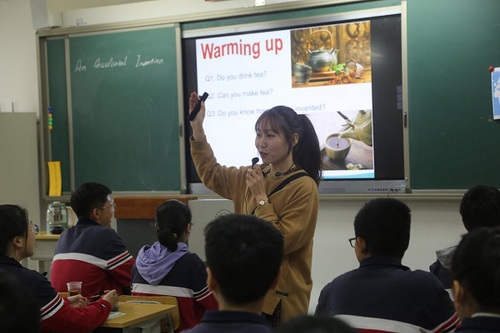 专家引领共交流，听课评课促成长