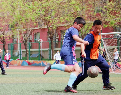 奋勇拼搏足下势，豪情满天同学情
