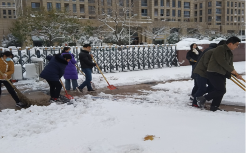 我为师生办实事，银装扫雪促安全