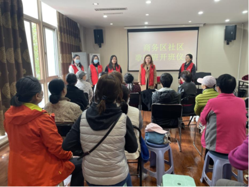 郑东新区外国语学校志愿服务队帮扶社区老年合唱活动 